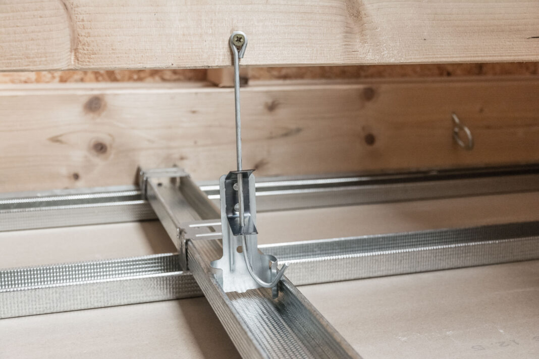 Jakie wieszaki do sufitu podwieszanego? Twój przewodnik krok po kroku