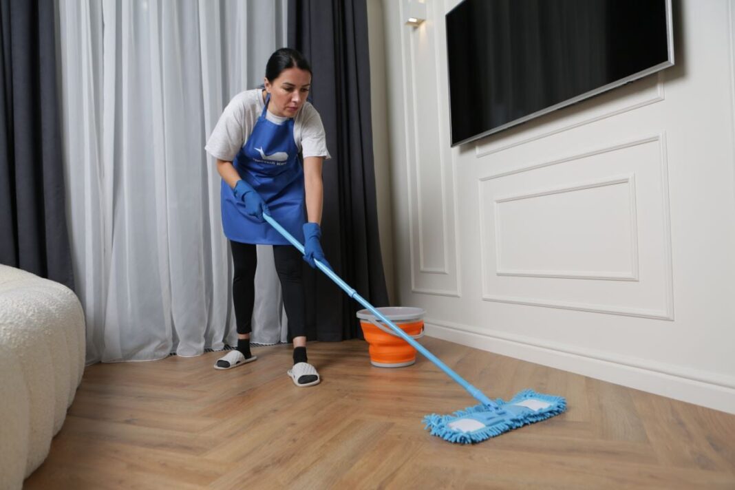 Ile kosztuje sprzątanie mieszkania? Cennik i czynniki wpływające na cenę