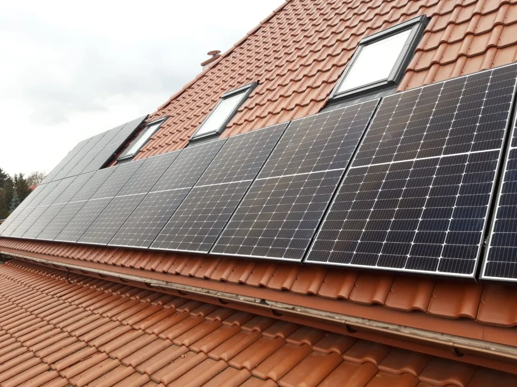 Jak łączyć panele fotowoltaiczne? Poradnik i klucz do bezpiecznej instalacji