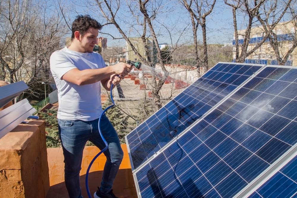 Jak myć panele fotowoltaiczne? Kompletny przewodnik po bezpiecznym i skutecznym czyszczeniu