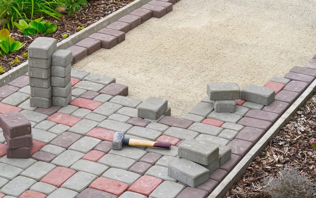 Jaki beton pod kostkę brukową? Wybierz najlepszą mieszankę na podjazd i taras