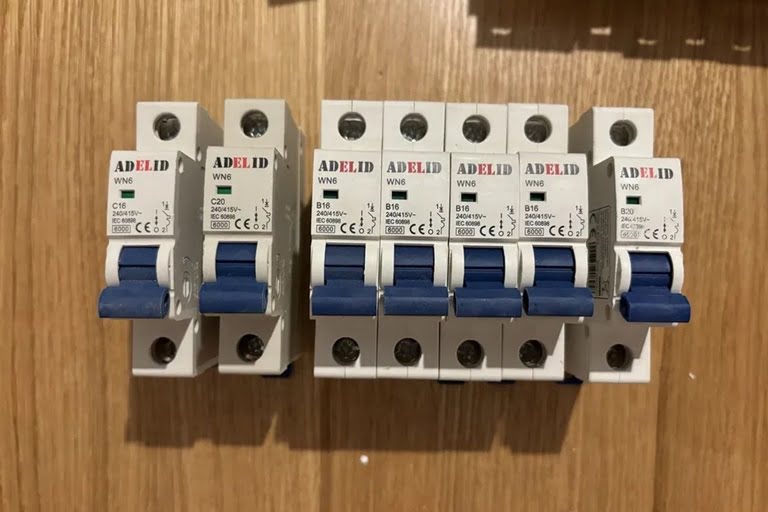 Jaki bezpiecznik wybrać? Poradnik i rodzaje dla bezpiecznej instalacji