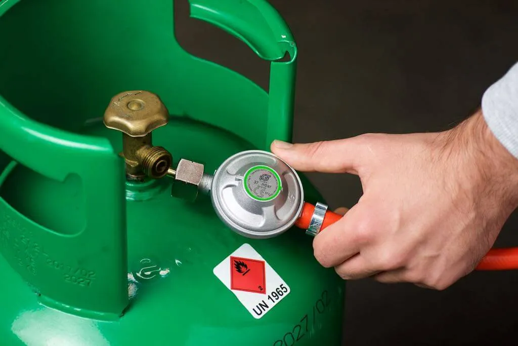 Jaki gaz do grilla gazowego wybrać, by cieszyć się smakiem lata?