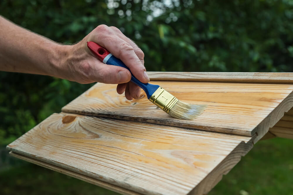 Jaki impregnat do drewna na zewnątrz? Poradnik i ranking