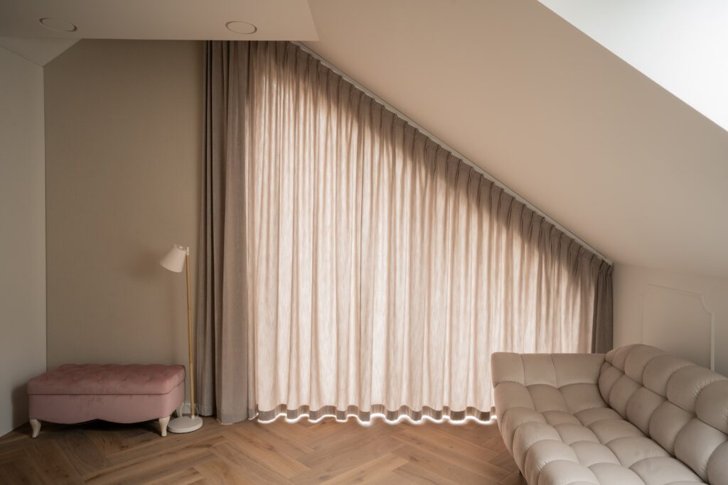 Jaki karnisz na skosy? Kompletny poradnik wyboru i montażu