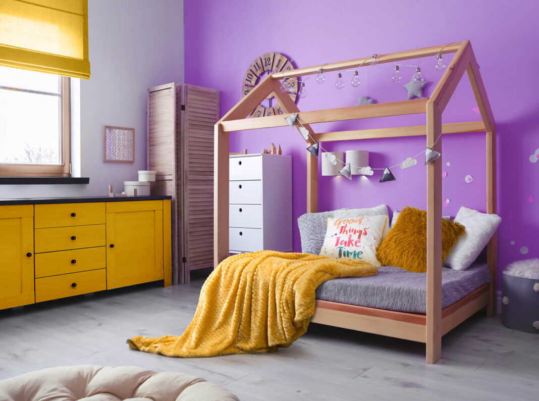 Jaki kolor pasuje do fioletu? Stwórz stylowe stylizacje i wnętrza