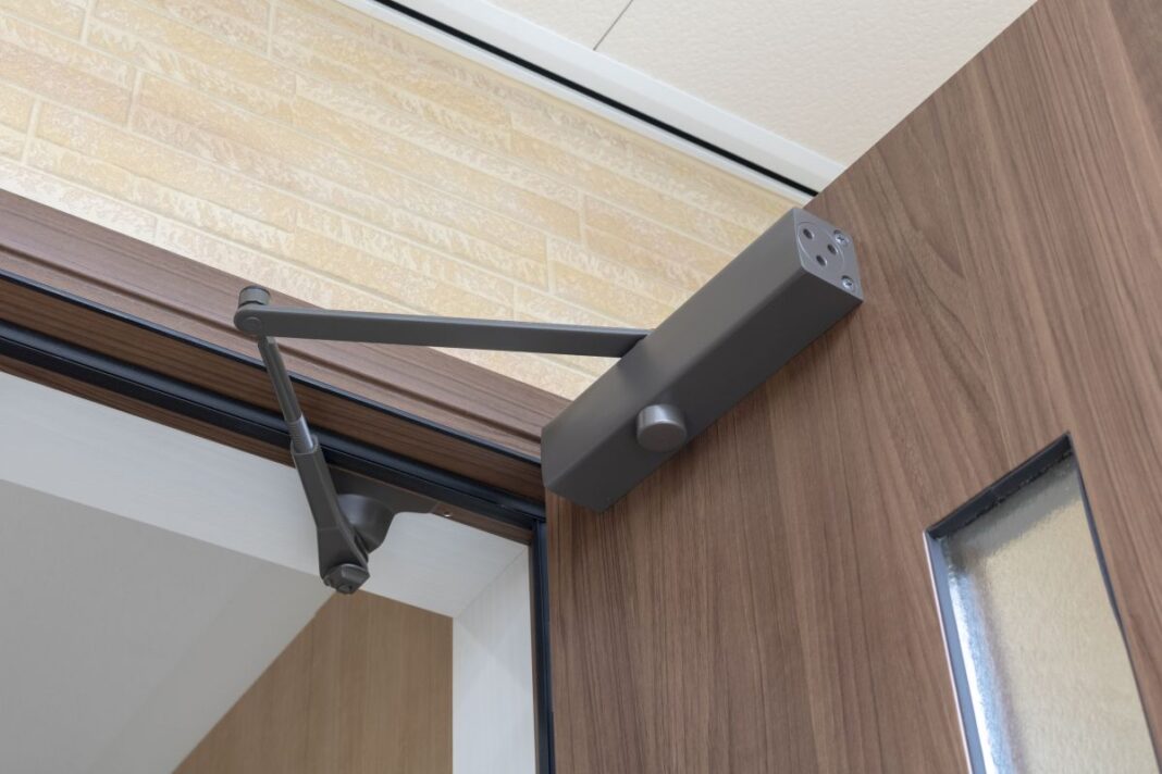 Jaki samozamykacz do drzwi zewnętrznych? Poradnik i montaż