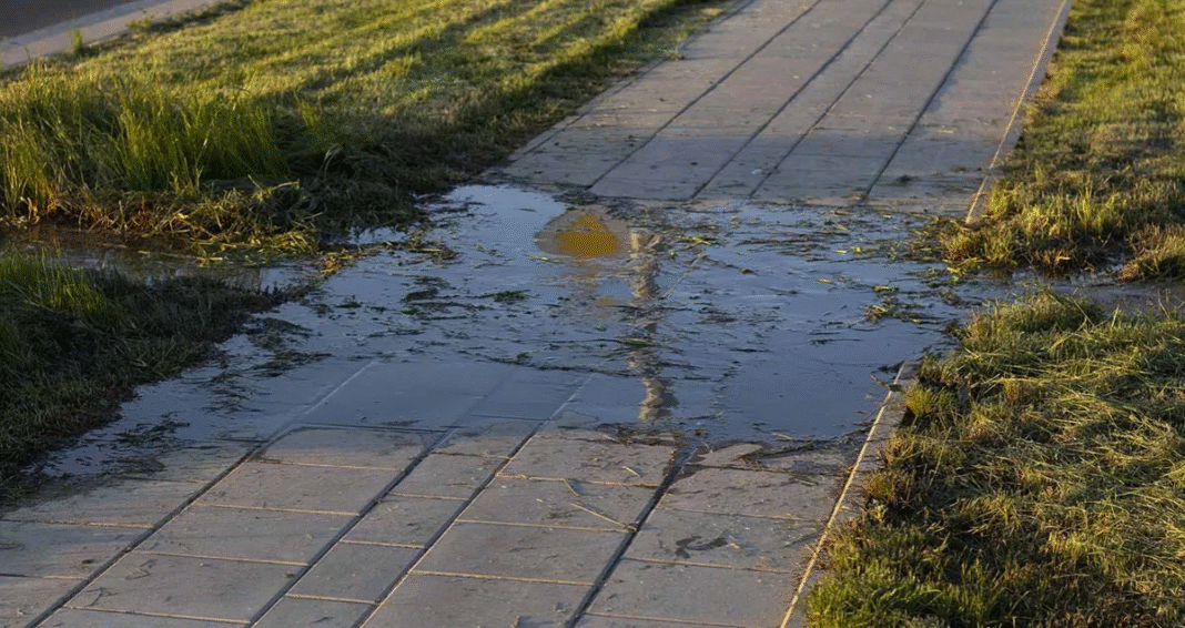 Jaki spadek na kostce brukowej? Optymalne nachylenie dla efektywnego odwodnienia