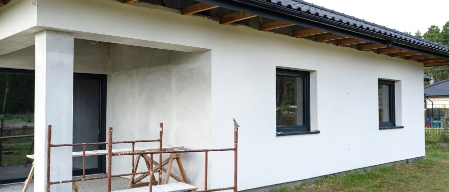 Jaki tynk na elewację? Przewodnik po rodzajach, właściwościach i wyborze