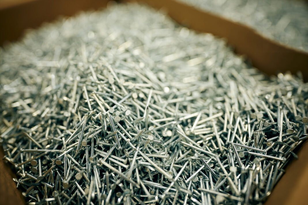 Jakie gwoździe do łat i kontrłat? Poradnik i kluczowe informacje