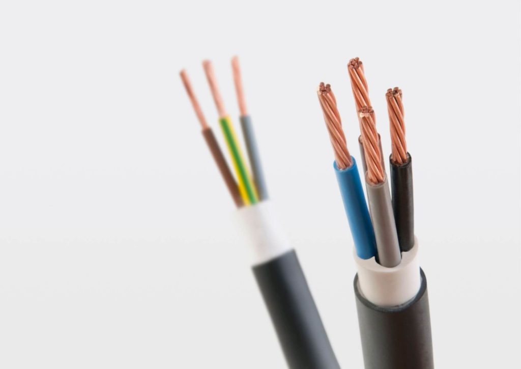 Jakie przewody do bramy i furtki? Wszystko, co musisz wiedzieć, zanim zaczniesz