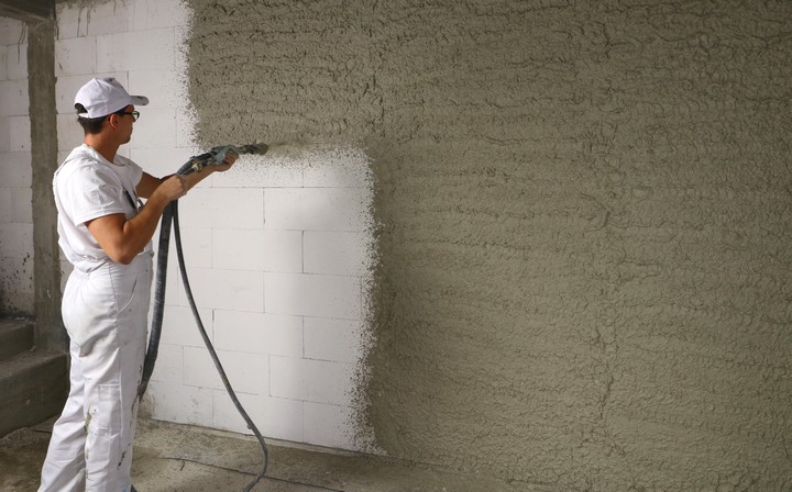 Jakie tynki do domu wybrać? Rodzaje, zastosowanie i koszty