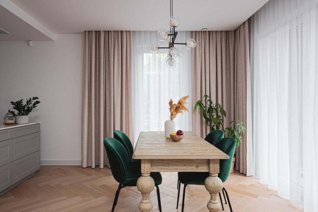 Jakie zasłony do szarego pokoju? Praktyczny przewodnik po kolorach, materiałach i stylach
